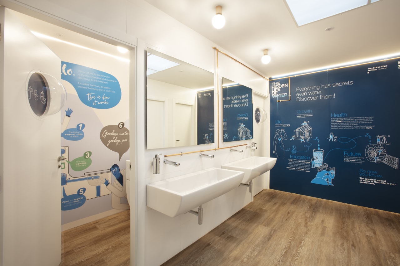 A participação da Roca combinada com o design e a funcionalidade sustentável através de produtos como as torneiras temporizadas Spring, a sanita Meridien ou a inovadora solução W+W, que combina lavatório e sanita e reutiliza a água do lavatório no tanque de descarga. Os práticos acessórios da Hotel foram também selecionados, assim como diferentes tecnologias e layouts para tirar o máximo partido do espaço, como a moldura In-Wall ou a armação Minimal. Em espaços de banho adaptados, as soluções para pessoas com mobilidade reduzida incluíram as torneiras Victoria Pro, o espelho basculante Luna ou a coleção Access._x000D_ Um espaço concebido para a comunidade, para o bem-estar e para aprendizagem requer tecnologias duradouras, sustentáveis e seguras, que vão além do design e assumem um compromisso para com o ambiente. A escolha de soluções inovadoras e eficientes — ocupando a sanita e lavatório W+W a primeira posição — fechou o compromisso do projeto perante a utilização responsável de recursos, enquanto outras tecnologias e complementos asseguraram a otimização do espaço e a durabilidade dos produtos num projeto em que existe um movimento de pessoas extremamente elevado e uma utilização intensiva.4