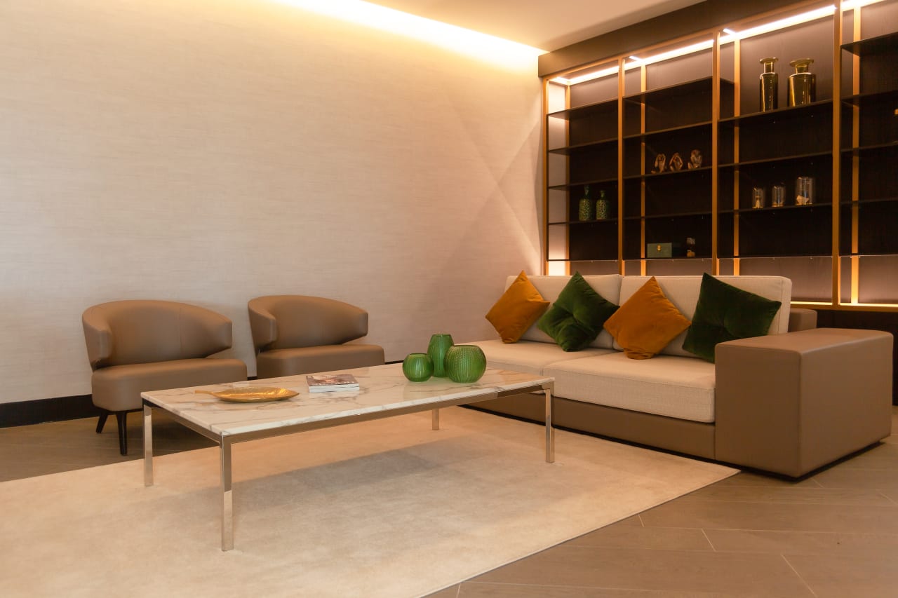 A modernidade exclusiva de inspiração de meados do século enche o projeto do arquiteto Vito Vitorino de personalidade. Numa combinação perfeita para o estilo de casa de campo, o pavimento Liceo Moka traz a sofisticação e o conforto da madeira para este espaço. Nos espaços de banho, as peças Penny da Rock Art e os móveis e as bancadas fabricadas com as grandes peças de mármore thinbig® da coleção Calacatta completam o carisma de um design interior extremamente elegante. Os pavimentos e revestimentos da Roca evocam a excelência em design sem descurar o mais recente desempenho no que toca a cerâmica. Isto resulta em pavimentos com inspiração na natureza e materiais que revestem lavatórios em mármore, com a grande resistência e durabilidade exigida pelos espaços que contam com muito movimento de pessoas.1