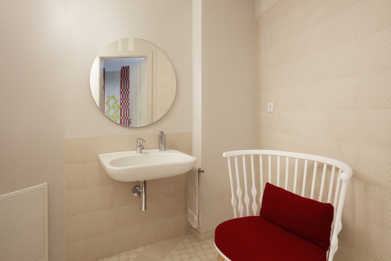Conceito: Dado que se encontra integrado no complexo histórico do hospital como um edifício independente, a Roca queria que a sua colaboração com Kàlida combinasse design e funcionalidade, tanto nos espaços de banho como na área da cozinha, disponível para famílias que procuram um local onde possam receber apoio psicossocial. Assim, em conjunto com os modernos mosaicos Rock-Art, os lavatórios Sofia e a sanita Meridian ou as Torneiras Lanta e Targa para espaço de banho e cozinha, respetivamente, acessórios práticos como o espelho Luna, o toalheiro Nuova ou a gama Hotel para espaços públicos coexistem neste projeto. Além disto, consideramos que os apoios para pés e as pegas seriam elementos essenciais para assegurar a segurança em espaços para pessoas com mobilidade reduzida. _x000D_ Seguindo a essência do projeto modernista original, Kàlida precisava de responder a todas as necessidades com soluções simples que combinassem beleza e acessibilidade. Além de ter dotado todos os espaços com design eficientes, segurança e conforto, a Roca contribuiu igualmente com soluções para cozinha num projeto que comprova o compromisso da empresa para com a sociedade.