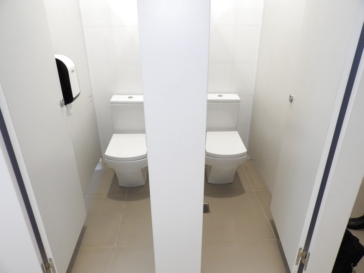 Neste diálogo específico com os edifícios do bairro de Saavedra, o projeto moderno dos MSGSSS Arquitectos selecionou as formas originais de Hall para as sanitas e os urinóis destes espaços de banho. À semelhança das torneiras, as soluções de lavatórios da coleção L20 incluem a tecnologia Cold Start, enquanto as áreas de duche foram equipadas com os temporizadores Instant. Tudo isto prova o compromisso para com a eficiência energética. Por fim, os acessórios e as pegas da coleção Access completou o conjunto, proporcionando a máxima segurança nos espaços de banho para pessoas com mobilidade reduzida._x000D_ Num edifício que representa um padrão para a sustentabilidade, as tecnologias da Roca para a poupança de água e energia resultaram em soluções eficientes para espaços de banho e de duche que, graças ao nosso compromisso para com o design, são também extremamente funcionais e modernas.6