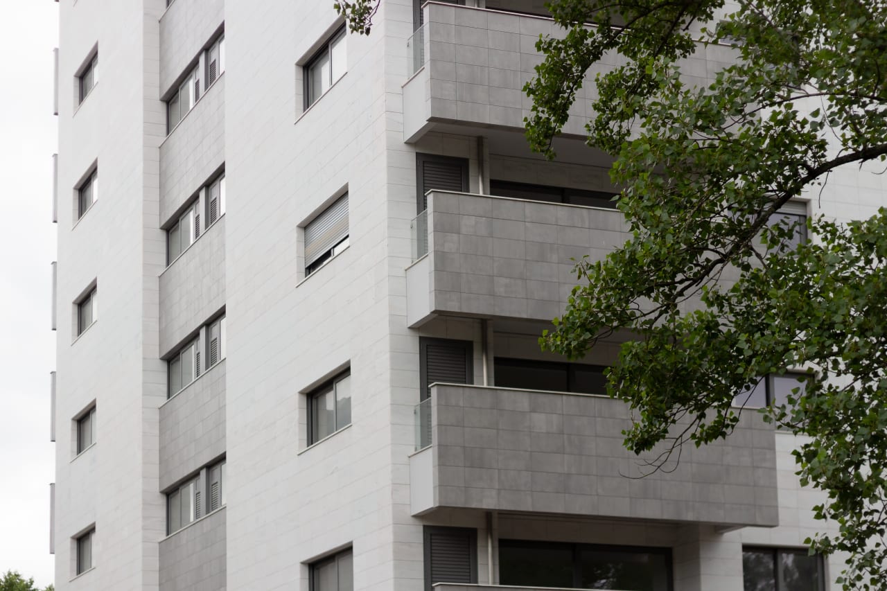 O edifício Portas do Sol abre um espaço residencial exclusivo onde o design moderno define os espaços. Um projeto pela arquiteta Helena Machado, a fachada carismática deste edifício, projetada em cinzento e branco, reveste-se de personalidade graças à sobriedade do revestimento exterior Thinbig® da coleção Norfolk. No interior, cozinhas e lavandarias renderam-se ao branco mate em paredes decoradas com Whites da coleção Montreal. As avançadas caraterísticas técnicas do revestimento Norfolk fazem com que estes sejam a escolha perfeita para resistir a condições atmosféricas adversas sem perderem a cor e a textura natural. No interior, os Whites da Montreal, em branco total, encaixam perfeitamente nas linhas modernas das cozinhas e lavandarias, criando uma sensação de amplitude e destacando a natureza contemporânea do projeto.1