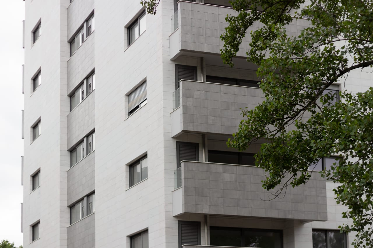 O edifício Portas do Sol abre um espaço residencial exclusivo onde o design moderno define os espaços. Um projeto pela arquiteta Helena Machado, a fachada carismática deste edifício, projetada em cinzento e branco, reveste-se de personalidade graças à sobriedade do revestimento exterior Thinbig® da coleção Norfolk. No interior, cozinhas e lavandarias renderam-se ao branco mate em paredes decoradas com Whites da coleção Montreal. As avançadas caraterísticas técnicas do revestimento Norfolk fazem com que estes sejam a escolha perfeita para resistir a condições atmosféricas adversas sem perderem a cor e a textura natural. No interior, os Whites da Montreal, em branco total, encaixam perfeitamente nas linhas modernas das cozinhas e lavandarias, criando uma sensação de amplitude e destacando a natureza contemporânea do projeto.4