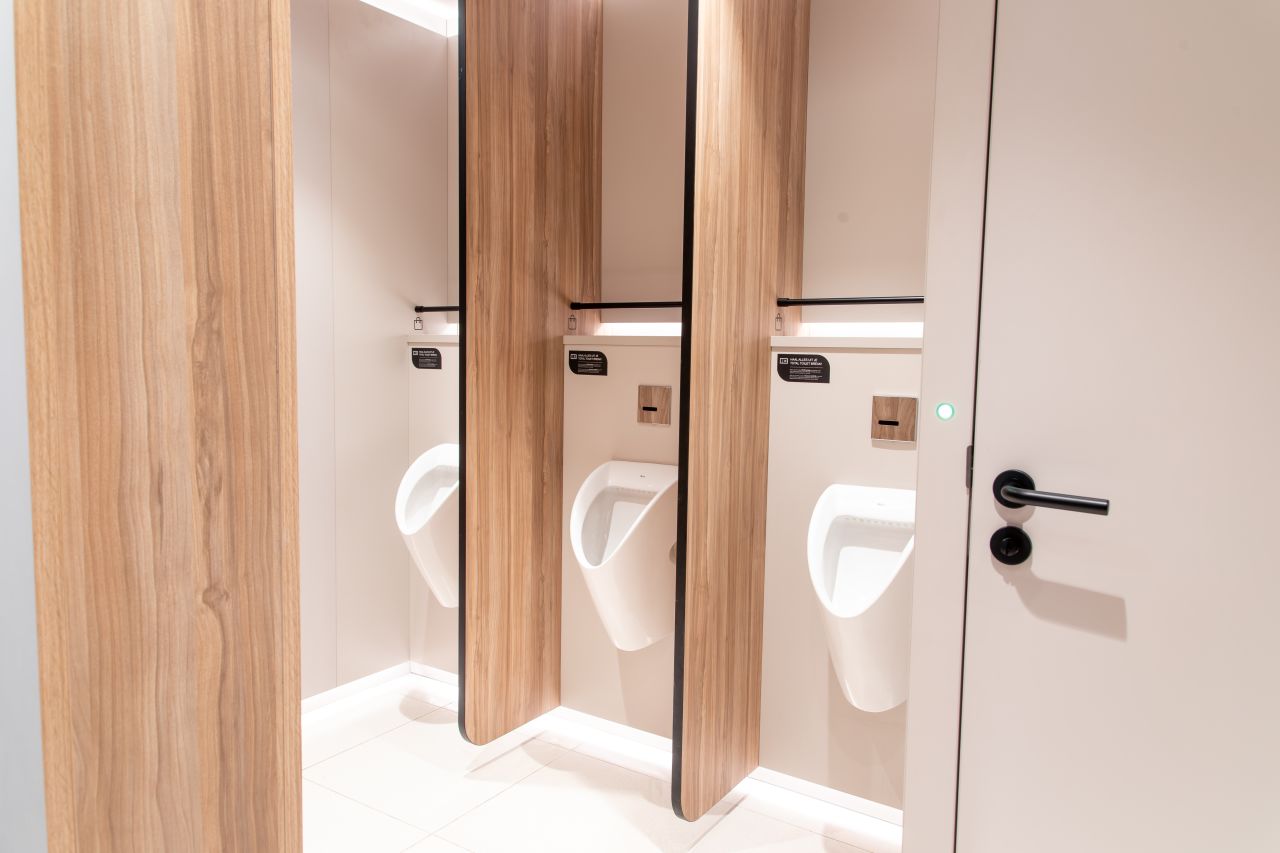 Um design icónico e a tecnologia, utilizada a favor da higiene e soluções touchless, que andam de mãos dadas no novo conceito de espaço de banho público, que valoriza o conforto e a segurança. Juntamente com a nova smart toilet In-Wash® Inspira, e soluções que evitam o contato com as mãos, como a torneira Loft-E ou a placa de acionamento electrónica EP-1, as linhas sofisticadas da banehira circular Inspira, ou a sanita Meridian, contribuem para uma experiência envolvente, focada no bem-estar.8