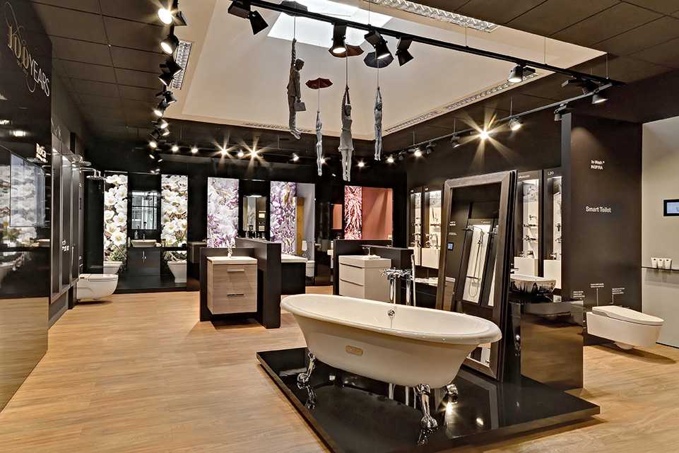 <p>O showroom de espaços de banho na Rua Legerova não se limita apenas a exibir artigos sanitários ao cliente final. Também apresenta os produtos aos profissionais da arquitetura, design e especialistas da área.</p>