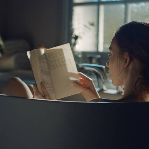 Mulher lendo um livro