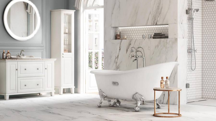 Casa de banho vintage com banheira e móveis brancos da Roca