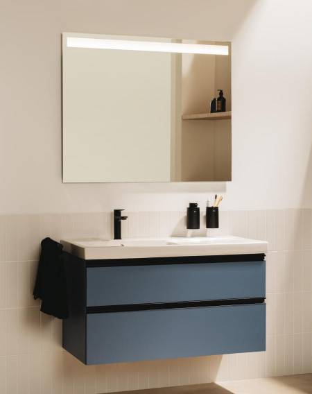 Reformas de banheiro com móvel azul e espelho quadrado