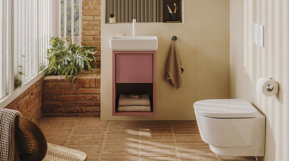 Uma casa de banho com materiais, texturas e iluminação que conferem um ambiente acolhedor