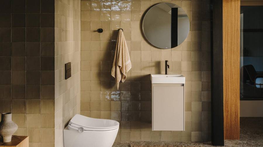 Uma casa de banho onde as formas fluidas e a simplicidade se combinam para evocar um ambiente de calma e beleza intemporal