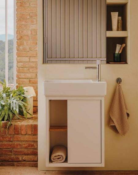 Um elegante móvel de casa de banho pequeno que demonstra como o estilo não compromete o espaço.