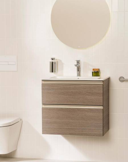 Maximize o seu espaço com móveis para casas de banho pequenas, combinando arrumação inteligente e estilo moderno.
